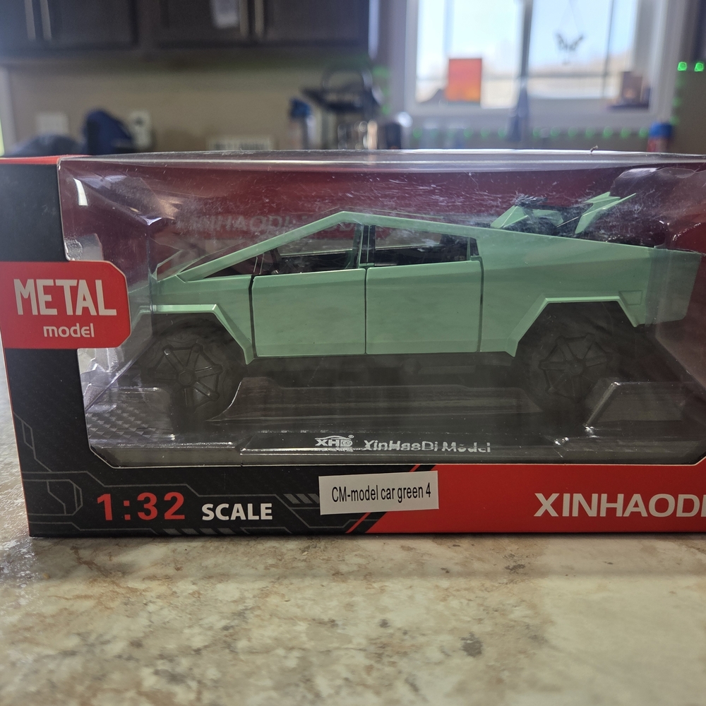 Green Metal Model Car - 1:32 Scale